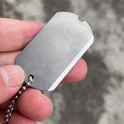Collana con ciondolo targhetta