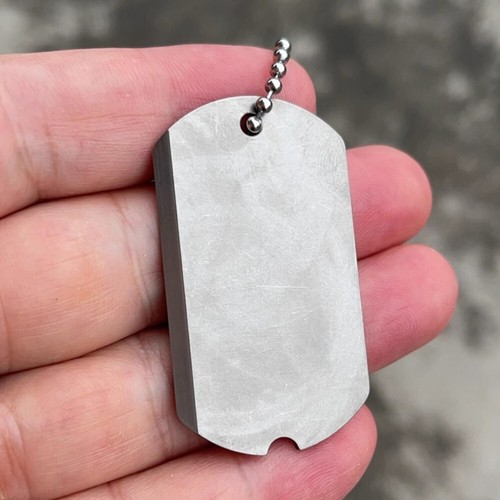 Collana con ciondolo targhetta