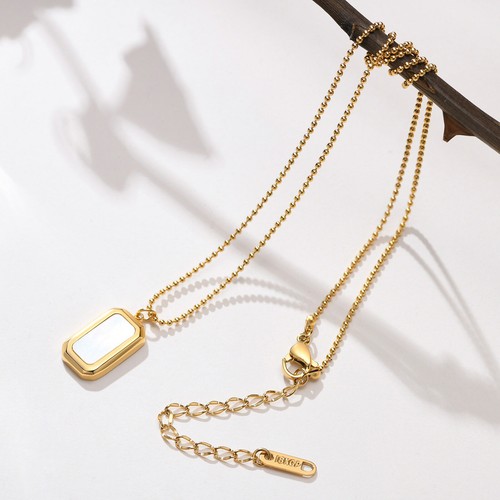 Collana con ciondolo targhetta